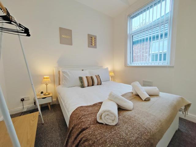 Central Manchester Modern 4 Bed House - free parking