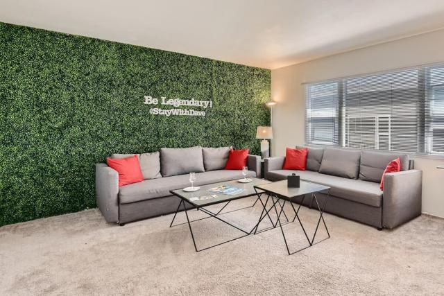 Walk to Beach - KING Apt In #1 Area - AC