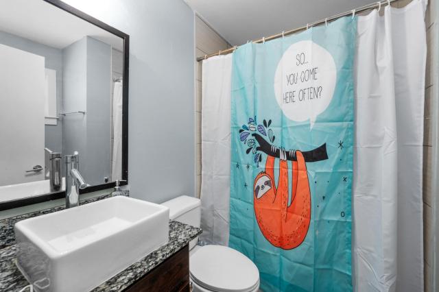 1BR King Bed Apt, Free Park Close to Medical Center