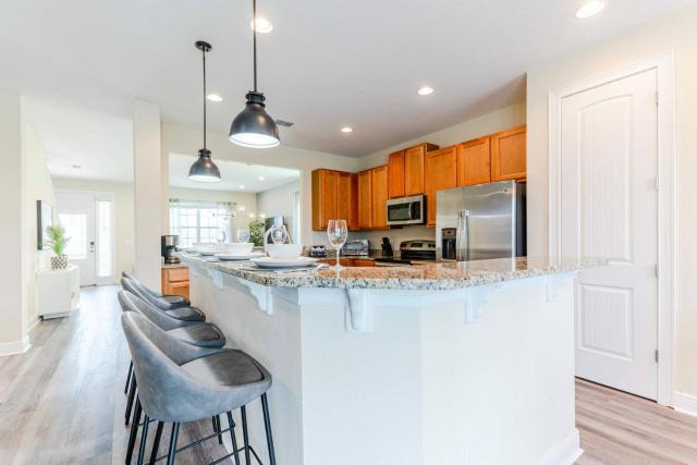 Encore Resort 6 Bedroom Home with Pool 2300