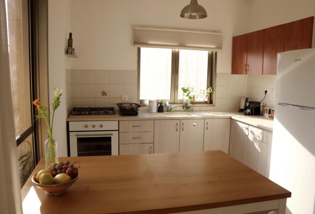 Beautiful 1 Bedroom Apartment Next To Hacarmel Market And The Royal Beach
