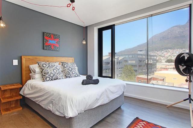 Stylish WEX1 Apartment with Mountain Views