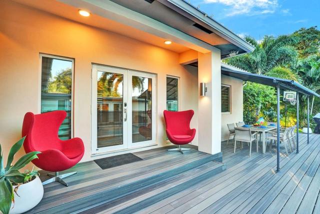Ultimate Retreat 6BR & 3BA Villa near Beach