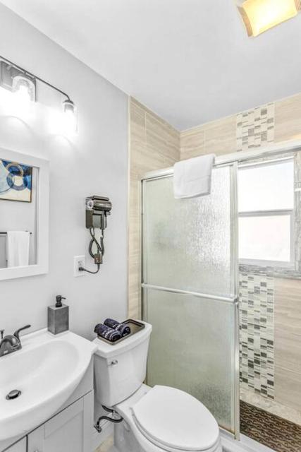 King bd Charming 2-Storey Cottage w PrivateYard