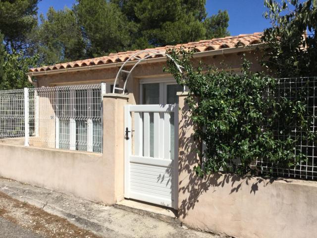 pretty gite with pool in cavaillon, beautiful view on the luberon mountains, 4 people.