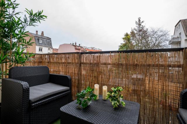Balcon - Vidéoprojecteur - Parking gratuit - Centre ville 5 min et gare 3 min en tram