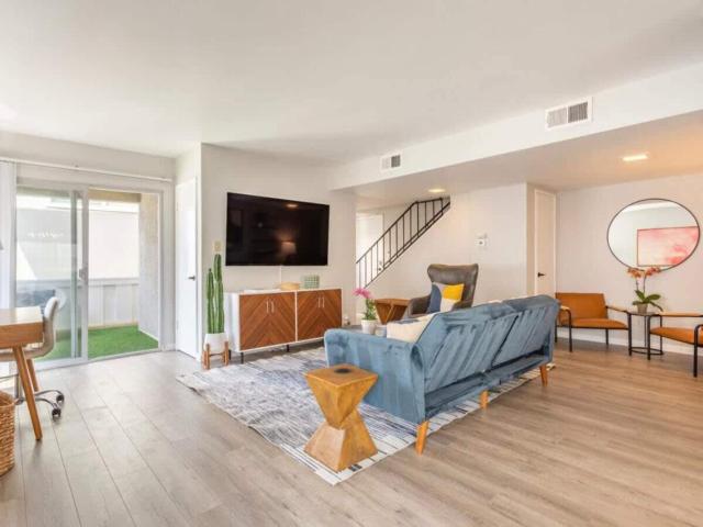 Downtown Manhattan Beach 3 Bed Townhouse Parking