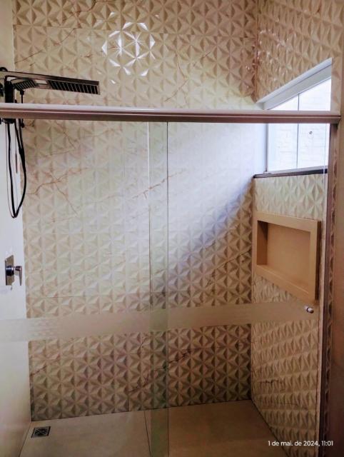 Quarto com ar e banheiro estacionamento e Wi-Fi