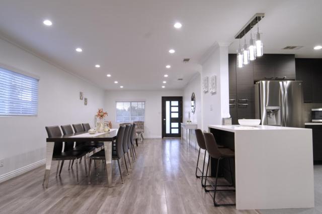 Stylish 3BR, 2BA Home , Sleeps 8 - King Bed, Firepit, Near Universal, SoFi