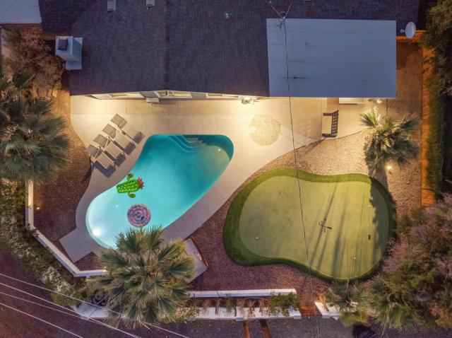 4 Br Tempe Retreat Pool Putt Putt Pool Table Grill