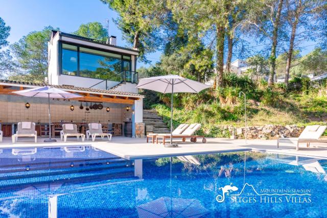 Spacious Villa Santa Fe - private pool, big garden and A/C close to Sitges