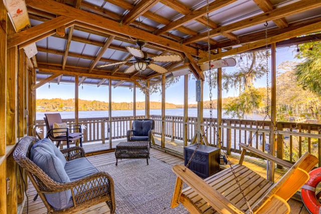 6 Mi to Manatee Springs! Family Riverfront Getaway