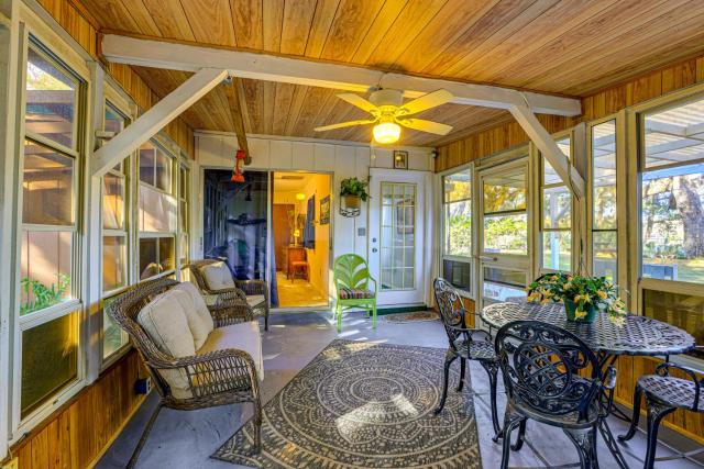6 Mi to Manatee Springs! Family Riverfront Getaway