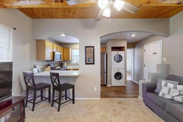 2 Bed 1 Bath with fully Stocked Kitchen