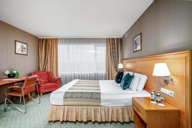 VILNIUS PARK PLAZA HOTEL & SPA, Restaurant, Panorama Bar, Conference & Banquet Center