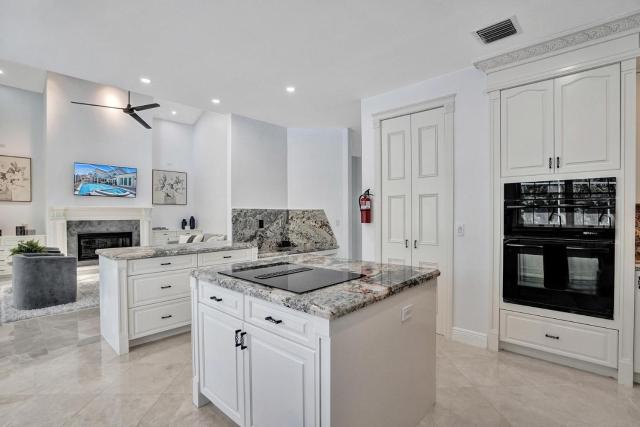 Spacious Luxury Villa in Hollywood 6BR 5-Bath 5-Min Walk to Beach & Attractions