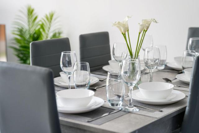 Stylish 3-bed Gloucester house with Free Driveway Parking for 2 cars