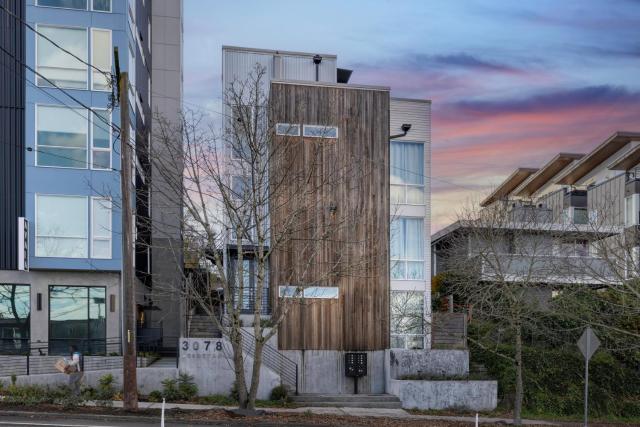 West Seattle - Mins to Downtown!