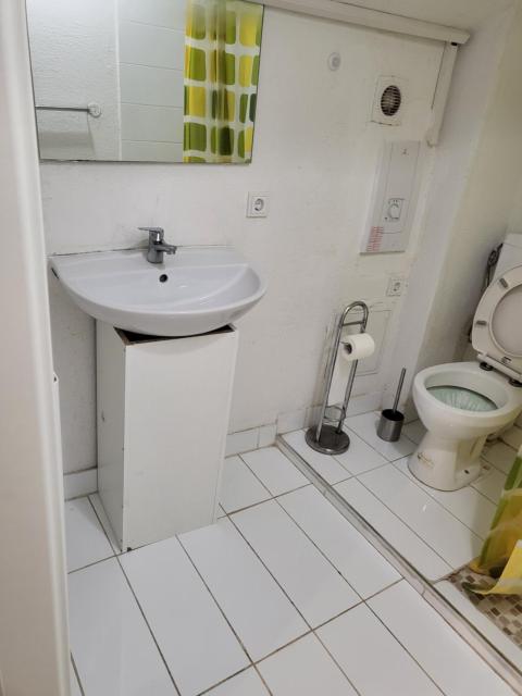 Enrike room 2