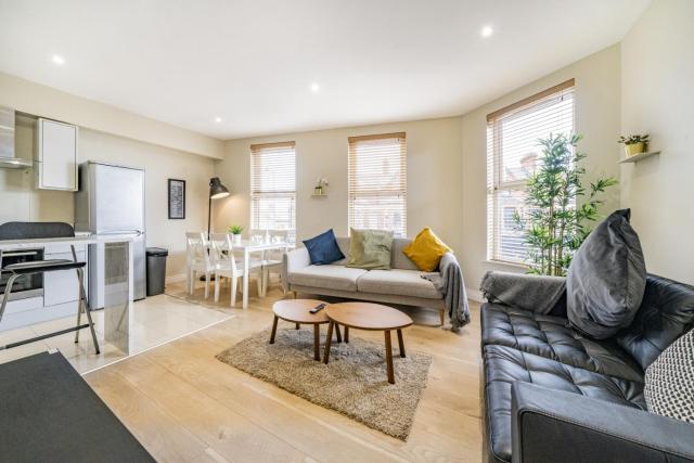 The Woodstock - 2 bd Mod Duplex Ap - Gold Short Term Stays