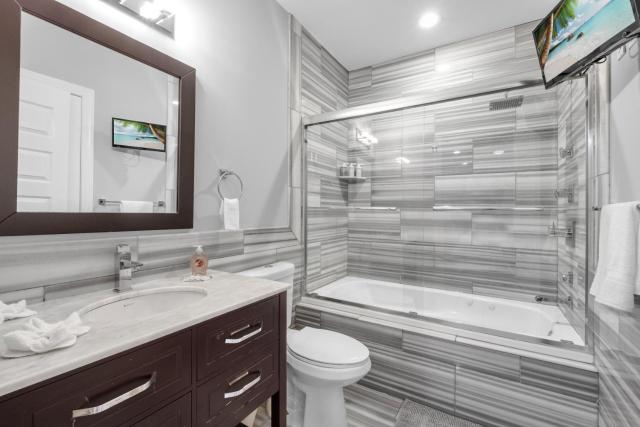 Modern 1BR with Rooftop Pool & Gym
