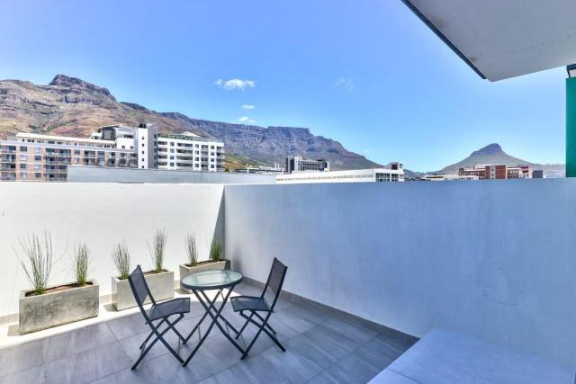 Mountain Views Studio In an Artistic Neighborhood
