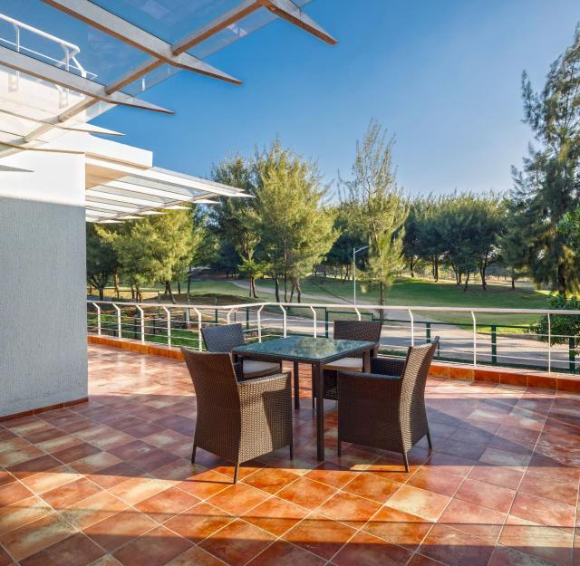 Golf View Home by StayJade Luxury HugeLawn4BHK
