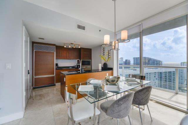 Wonderful 2/2 Condo at Icon Brickell With Pool