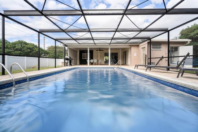 Stunning 4BR Oasis with Pool, 14 minutes to the Ocean