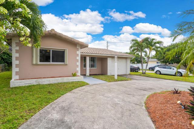 Stunning 4BR Oasis with Pool, 14 minutes to the Ocean