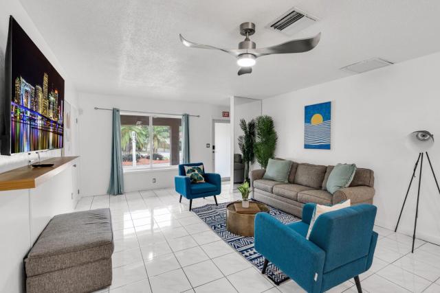 Stunning 4BR Oasis with Pool, 14 minutes to the Ocean