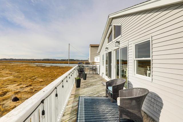 Walk to Beach: Water-View Seabrook Sanctuary