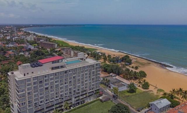 Beachside apartment with Rooftop pool & sea view at Ocean Breeze Negombo-Alandra