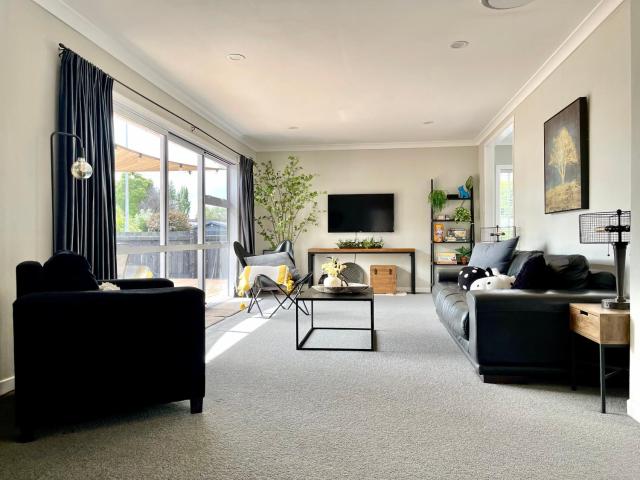 M&K Home with central air condition, 4 bedrooms, by Chartwell Shopping Centre