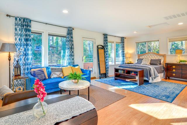 Walk to Willamette River: Studio in West Linn