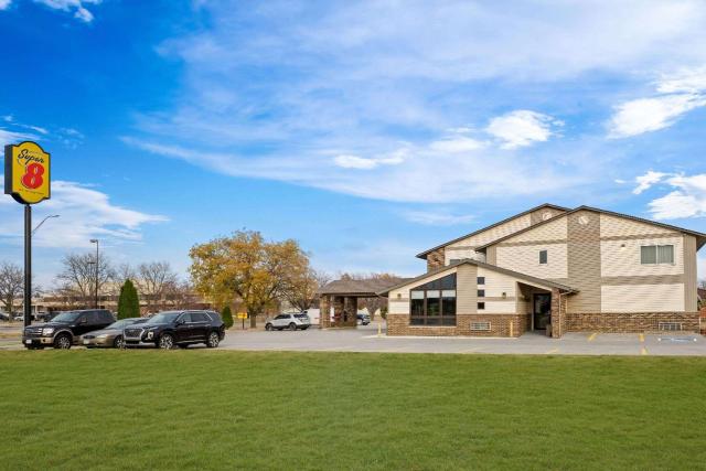 Super 8 by Wyndham Waverly