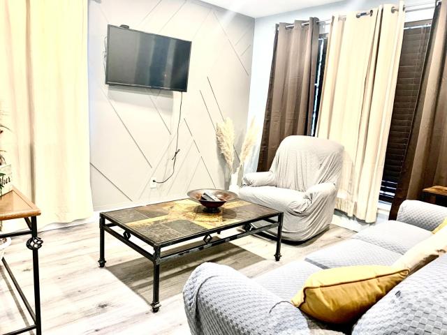 Blue Oval -Project Pyramid-XAi- King bed-2bedrooms 1,5 bath, 4beds, sleeps 5