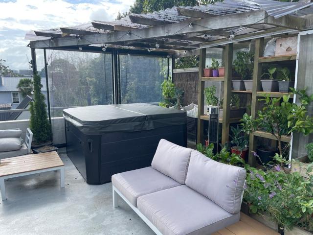 Comfortable townhouse with aircon, huge balcony & hot tub