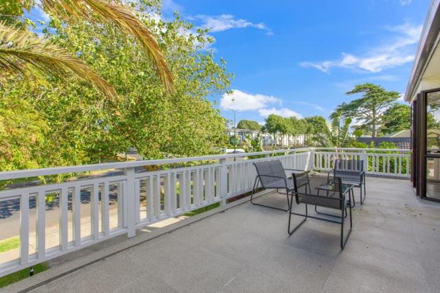 Green Family 5BR Retreat in Wattle Downs w Yard