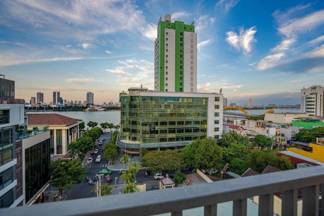Dragon View Riverside Hotel