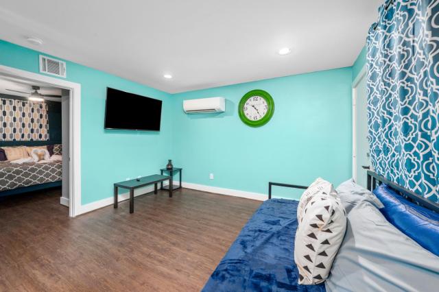Chic 1BR Stay with King Bed and Free Park