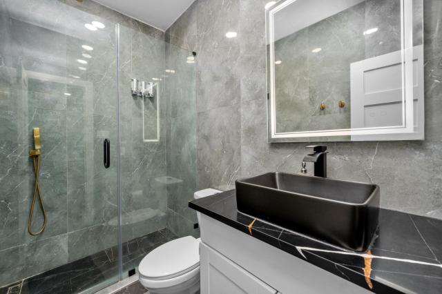 Modern Studio Retreat with King Bed, Full Kitchen & Free Park
