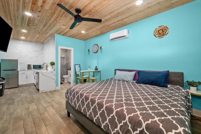 Modern Studio Retreat with King Bed, Full Kitchen & Free Park