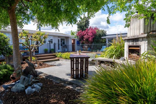 Studio Twenty5, Unique Poolside Retreat Near Nelson