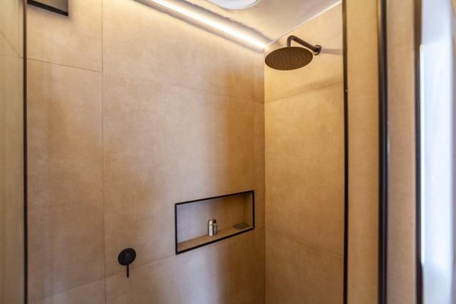Luxury City-Center Apt with Balcony, Aircon & View