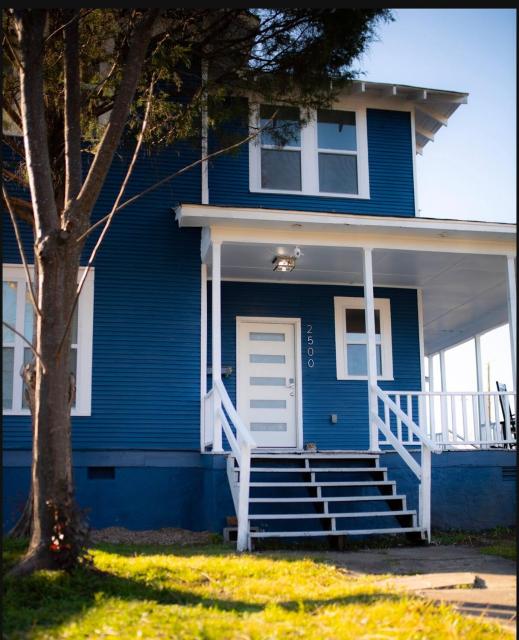 Blue Corner Luxe, Timeless Charm Near Downtown