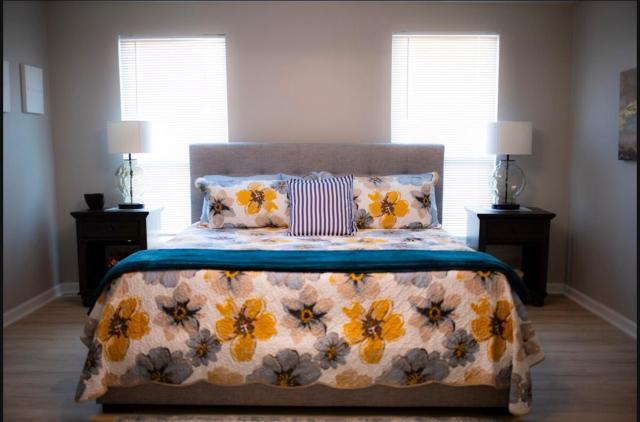 Blue Corner Luxe, Timeless Charm Near Downtown