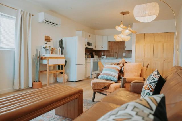 Terracotta Suite at ArnoTriplex! Hot Tub-Close to Downtown-Pet Friendly-No Pet Fee!