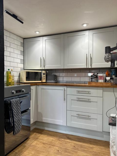 2-Bedroom Cottage In Horsham By Guest Nest Management Short Term Lets With Free Parking