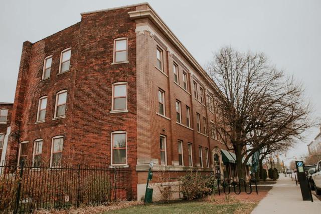 4 modern apts near nightlife & attractions